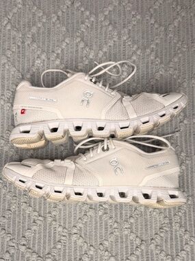 On Cloud Running Women Sneakers